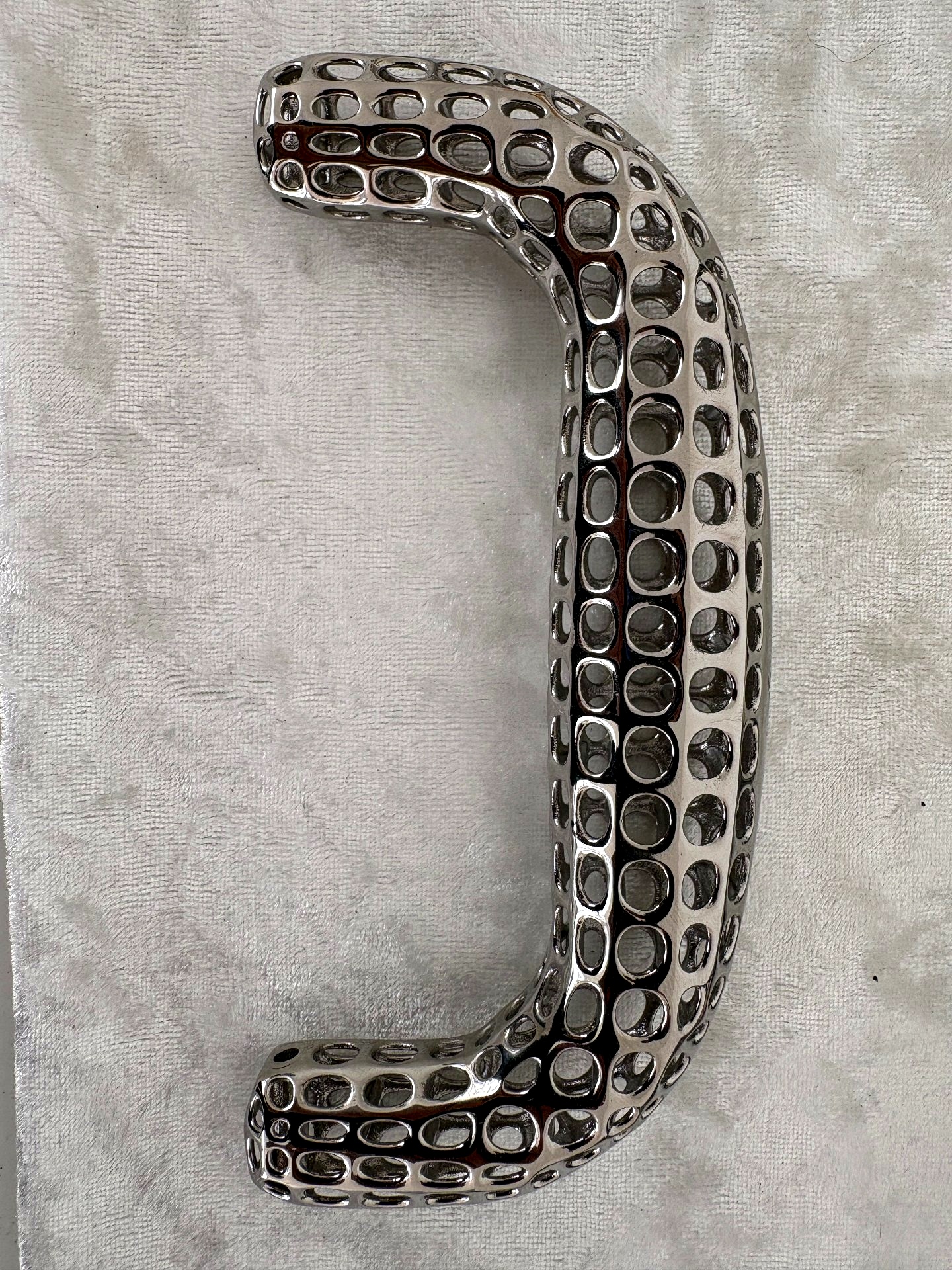Custom metal component with porous structure